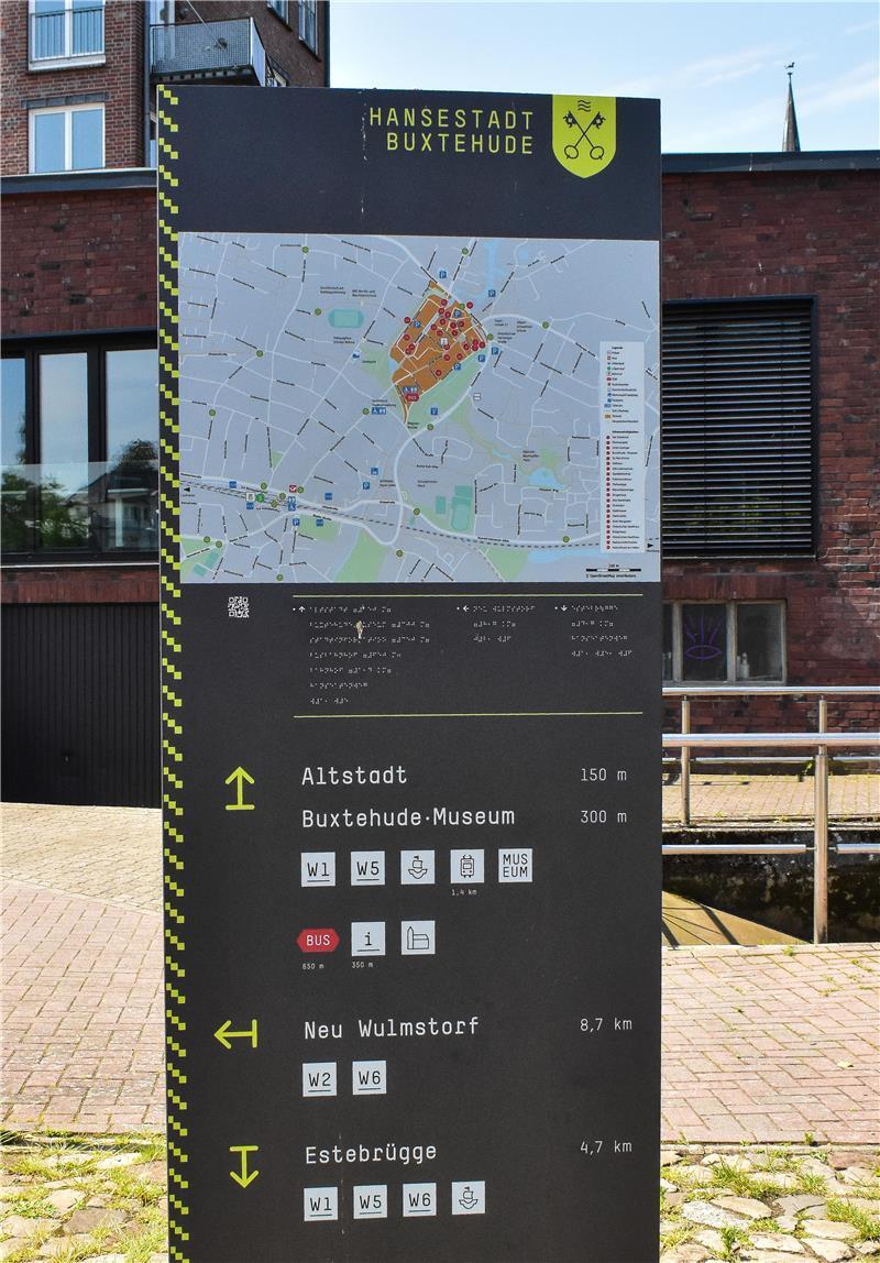 Eine Infotafel mit Wegbeschreibungen am Buxtehuder Hafen, inklusive Blindenschrift.