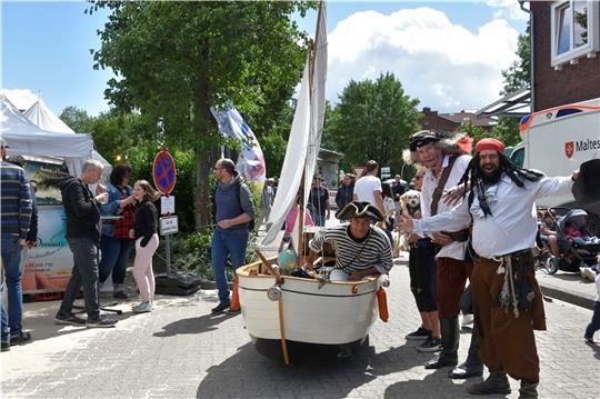 Kleines Boot, große Klappe: Piraten auf dem Hanse-Ahoi-Fest. Fotos: Felsch