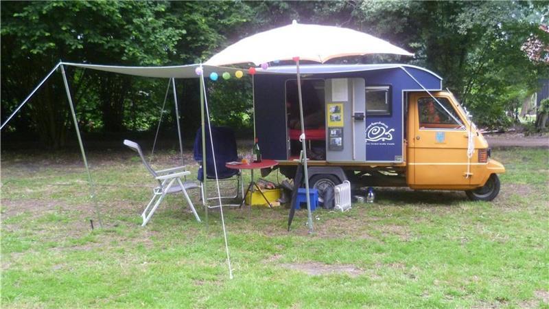 Diese Schneckenhaus-Wohnwagen aus dem Nachbarkreis sind kleine Raumwunder Eine Piaggio Ape mit Kabinenaufbau als Mini-Wohnmobil.
