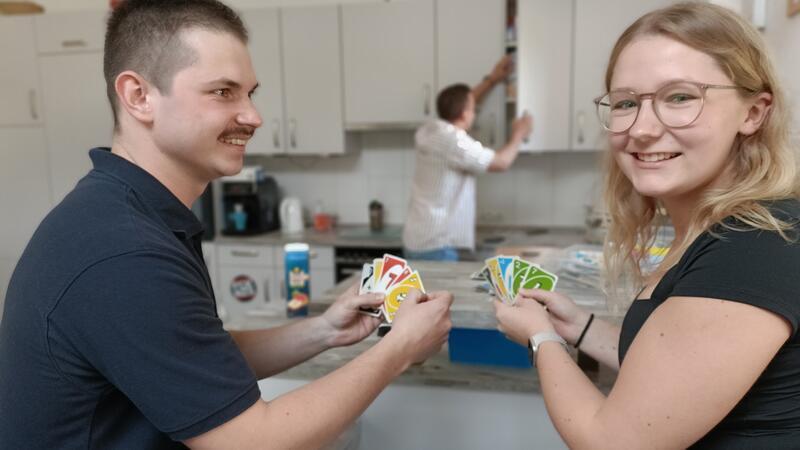 Kleines Spielchen gefällig? Christian Kunstmann und Juline Euhus.