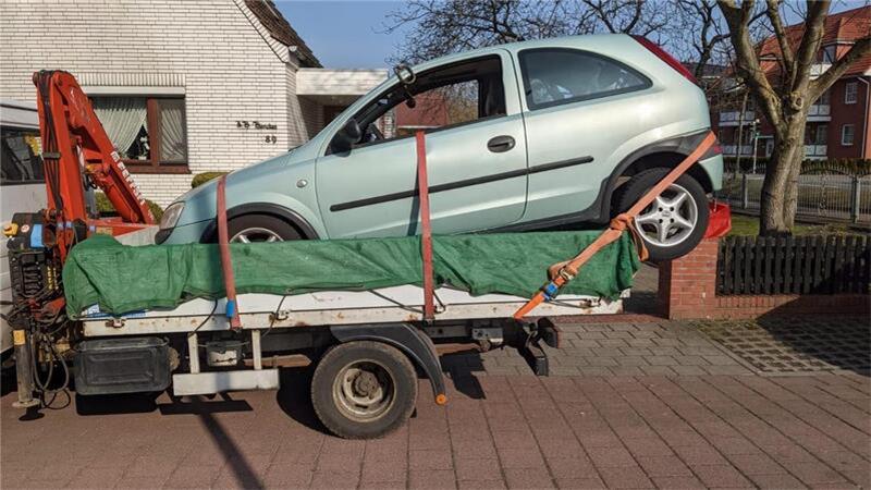 Kleintransporter mit PKW beladen: Diese Kombination ging der Polizei 2021 ins Netz.