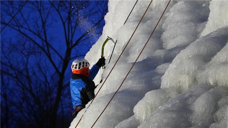 Klettern in der Eiswand.