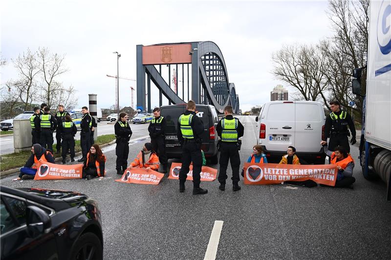 Gericht ordnet an: Klimaaktivisten sind sofort aus Gewahrsam zu entlassen Klimaaktivisten der Bewegung Letzte Generation blockieren am vergangenen Sonnabend die Elbbrücken stadteinwärts. Foto: dpa-Bildfunk