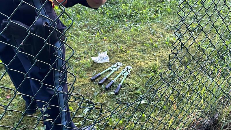 Klimaaktivisten der Letzten Generation dringen in mehrere Flughäfen ein: Bolzenschneider liegen neben einem Loch im Zaun des Flughafen Nürnberg.