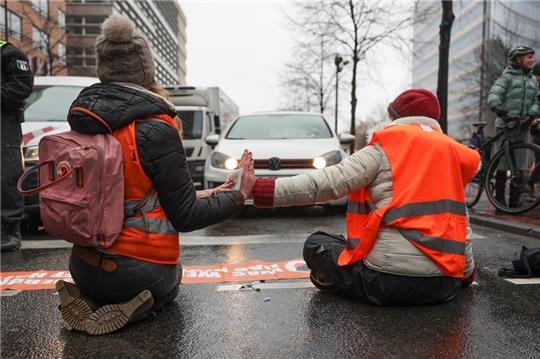 Klimaaktivisten, wie hier am Potsdamer Platz in Berlin, blockierten mehrere Straßen in Hamburg. Foto: Jörg Carstensen/dpa (Symbolbild)