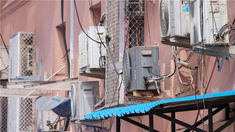 Klimaanlagen an der Hauswand des Wirtschaftsministeriums in Neu Delhi.