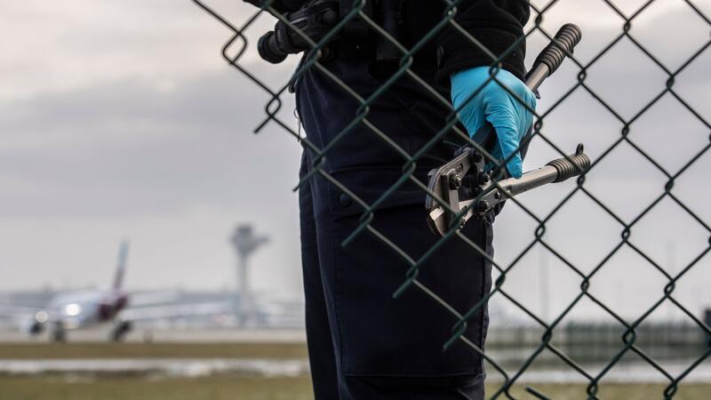 Kabinett verschärft Regeln für Sicherheit an Flughäfen Klimaprotest am Flughafen Berlin Brandenburg