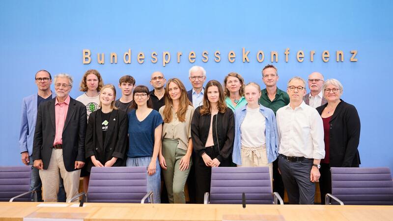 Drei neue Verfassungsbeschwerden für mehr Klimaschutz Klimaschutz-Aktivistinnen, darunter Luisa Neugebauer (M), haben neue Verfassungsbeschwerden vorgestellt.