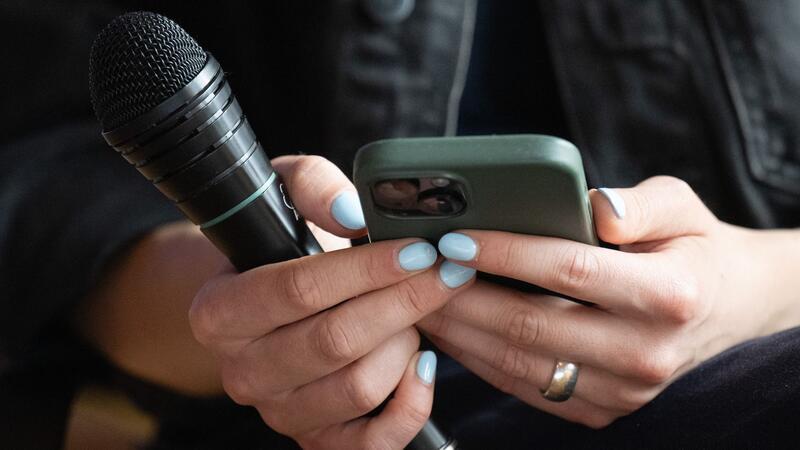 Schlampe und noch schlimmer: Wie Frauen beschimpft werden Klimaschutzaktivistin Luisa Neubauer liest auf dem Deutschen Katholikentag bei einer Podiumsdiskussion Hasskommentare von ihrem Smartphone vor.