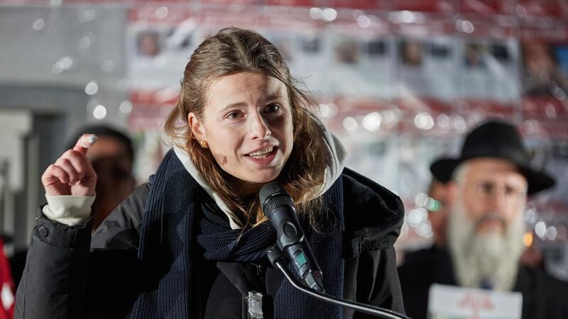 Neubauer hält an Namen „Fridays for Future“ fest Klimaschutzaktivistin Luisa Neubauer spricht während der Gedenkveranstaltung zum 85. Jahrestag der Pogromnacht in Hamburg.