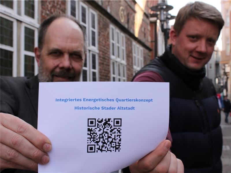 Klimaschutzmanager Matthias Mueller (rechts) und Nils Jacobs, Fachbereichsleiter für Stadtentwicklung, werben für die Umfrage zum Energie-Konzept in der Stader Altstadt. Foto: Stadt Stade