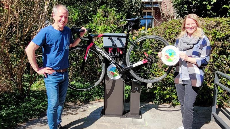 Klimaschutz in der Region: Sie arbeitet zukünftig in drei Rathäusern Klimaschutzmanagerin Jacqueline Gerken (rechts) und Bauamtsleiter Roger Courtault beim Einweihen der neuen Reparaturstation am MGH in Horneburg.