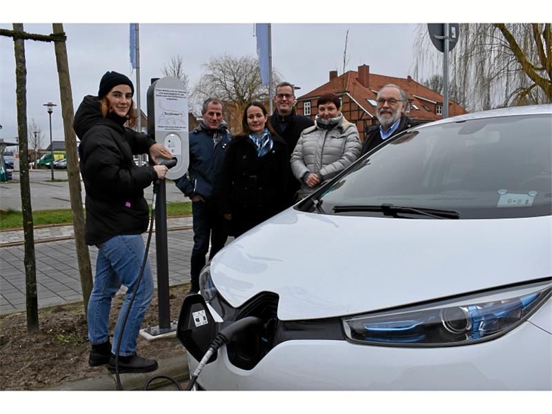 Klimaschutzmanagerin Phoebe Schütz nahm im Februar 2020 eine Wallbox für E-Autos am Burggraben in Horneburg in Betrieb. Archiv-Foto: Vasel