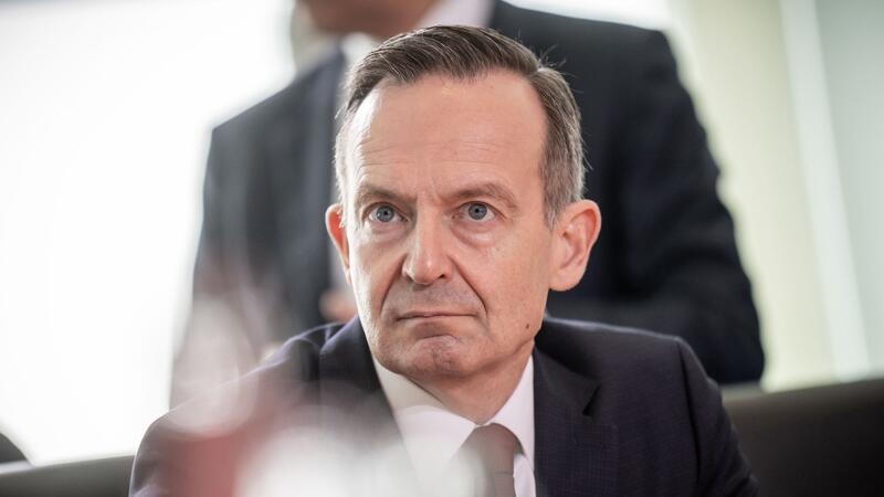 Fahrverbot am Wochenende - Wissing schreckt Autofahrer auf Klimaziele im Verkehrssektor - Volker Wissing schlägt Alarm.