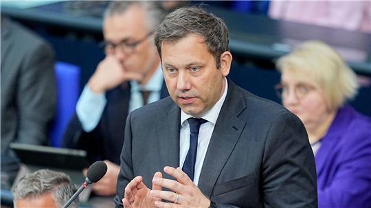 Klingbeil antwortete im Bundestag auf Fragen der Abgeordneten. 