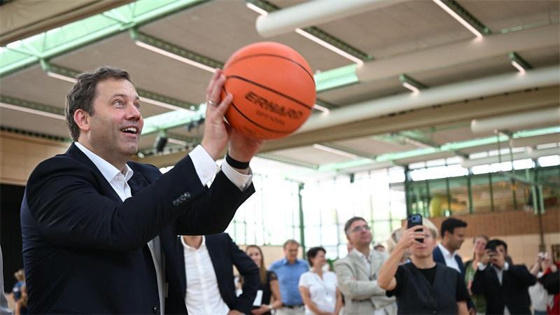 Wie die Regierung die positive Erzählung sucht Klingbeil besucht eine Sporthalle, die mit Bundesgeld saniert wird. (Archivbild)