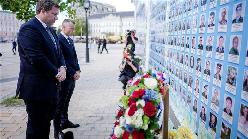 Vizekanzler Klingbeil sondiert in Kiew Sicherheitsgarantien Klingbeil erinnert an gefallene ukrainische Soldaten.