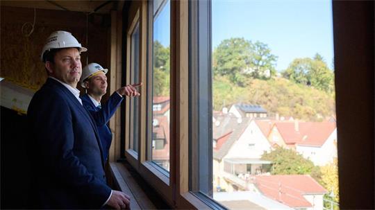 Klingbeil schaut sich an, wo mit Geld aus seinem Sondervermögen gebaut wird. (Archivbild)