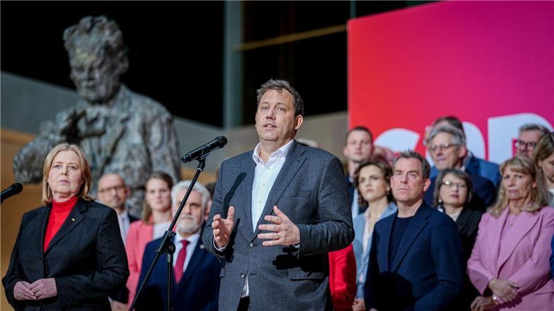 Klingbeil versammelt seine Truppen hinter sich. 