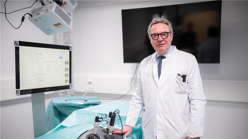 Klinikdirektor Weyhe gilt als Experte für Holomedizin.