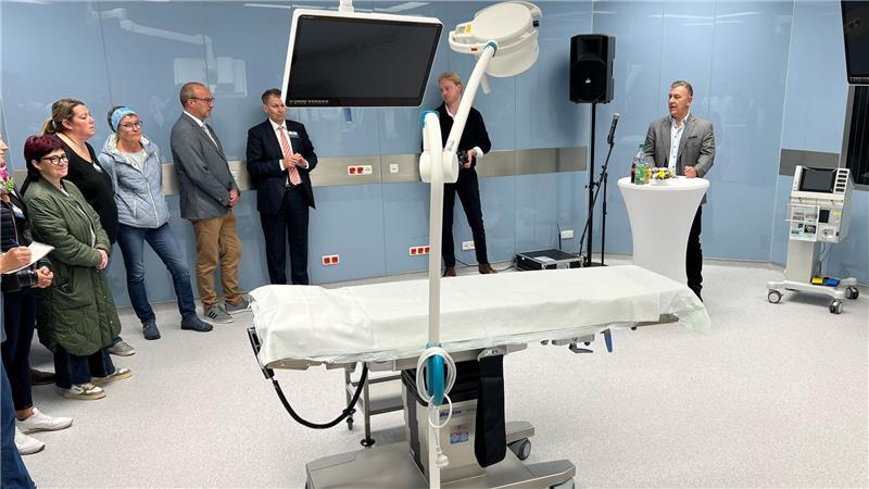 Roboter im Elbe Klinikum: Das bietet Stades neuer OP-Saal Kliniken-Manager Siegfried Ristau begrüßt die Gäste im neuen OP-Saal am Standort Stade.