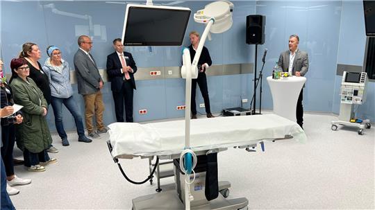 Kliniken-Manager Siegfried Ristau begrüßt die Gäste im neuen OP-Saal am Standort Stade.