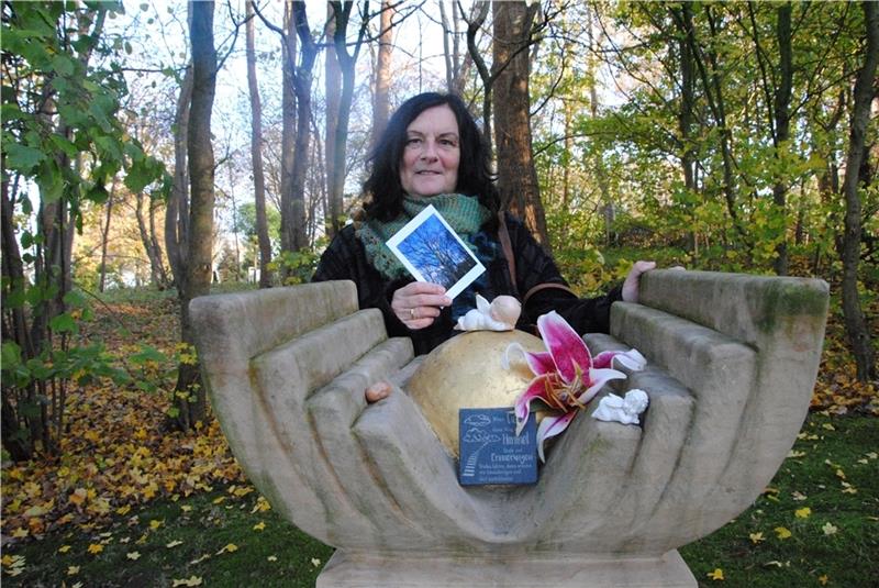 Klinikseelsorgerin Elke Oltmanns am Gedenkstein, der das Urnenfeld auf dem Geestberg-Friedhof ziert: Die Inschrift: „Du kamst, Du gingst, uns bleibt das kurze Glück.“ Foto: Stief