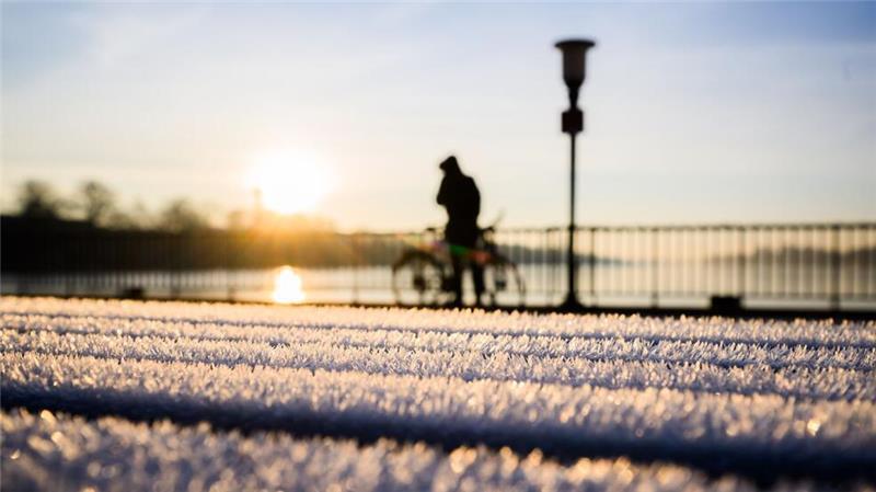 Eiskaltes Wochenende: Das Wetter in Niedersachsen und Bremen Klirrend kalt: In der Nacht zu Montag kann es in Niedersachsen und Bremen vereinzelt bis zu minus zehn Grad kalt werden (Symbolbild).