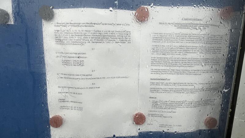 Brauchen Kommunen heutzutage eigentlich noch Aushangkästen? Klitschnass und schwer zu lesen: Dieser Aushangkasten.