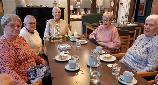 Klönschnack bei Kaffee und Kuchen gehört beim DRK-Treffen zum festen Programm.