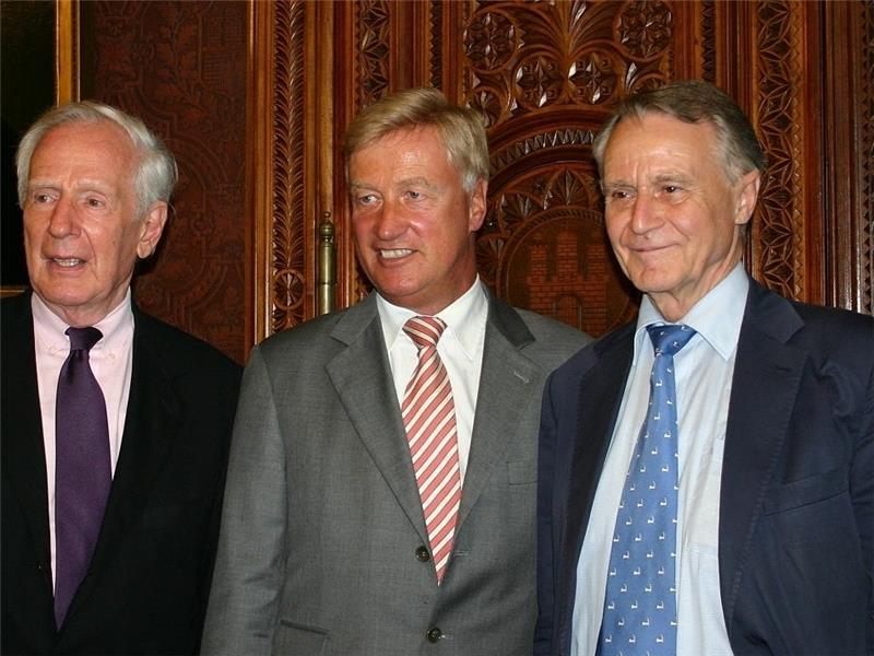 Klose mit seinen Nachfolgern im Bürgermeisteramt, Klaus von Dohnanyi (links) und Ole von Beust. Foto Senatskanzlei