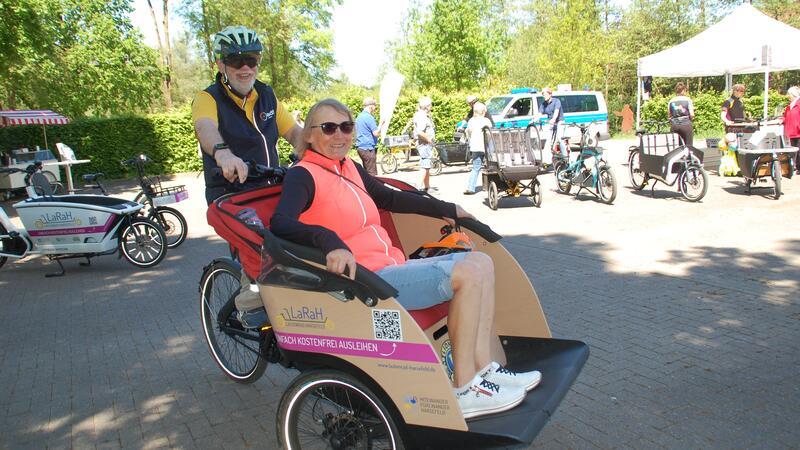 Der Trend zum Lastenrad: Das alles gilt es zu beachten Klosterkutsche zum Ausleihen: Ursula Huß testet mit Rolf Wilhelm vom ADFC Stade den fahrbaren Untersatz.