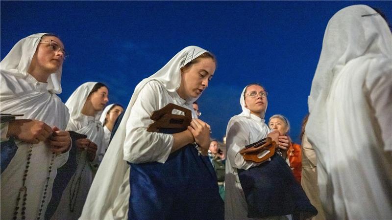 Requiem für Papst Franziskus an Petersdom beendet - nun Trauerzug Klosterschwester stehen am Petersdom an, um Abschied von Papst Franziskus zu nehmen.