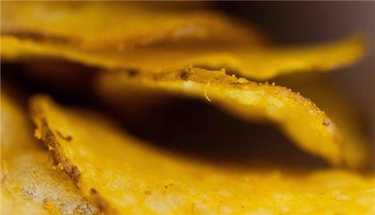 Knabberspaß mit Schadstoffbelastung: Bio-Kartoffelchips enttäuschen bei "Öko-Test". Foto: Rolf Vennenbernd/dpa/dpa-tmn