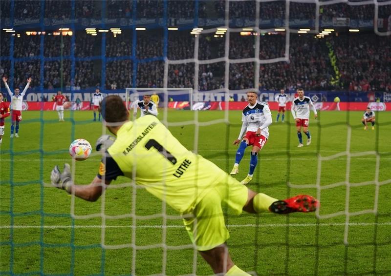 St. Pauli vor Stadtderby gegen HSV schon mit Kampfansage Knackpunkt im Volksparkstadion: Sonny Kittel scheitert mit einem Elfmeter. Foto: dpa-Bildfunk