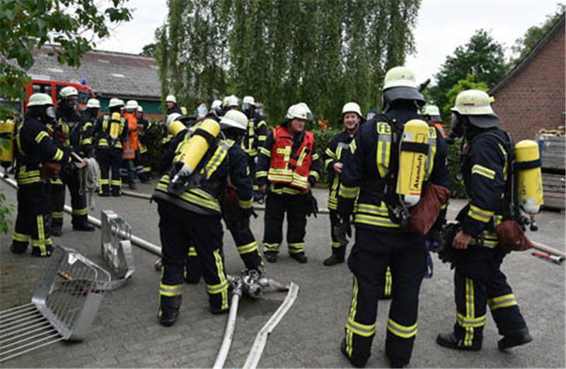 Knapp 100 Feuerwehrleute waren in Kranenburg im Einsatz. Fotos Beneke