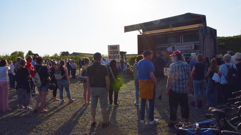 Demo am Bassenflether Strand: Starke Worte über Rassismus, asoziale Medien und Fußball Knapp 100 Menschen kamen am Donnerstag nach Bassenfleth zur Kundgebung gegen Rechts.