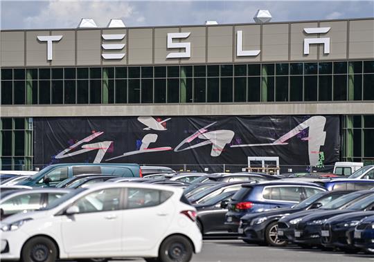 Knapp 10.000 Mitarbeiter gibt es in der Tesla Gigafactory vor den Toren Berlins. Foto: dpa