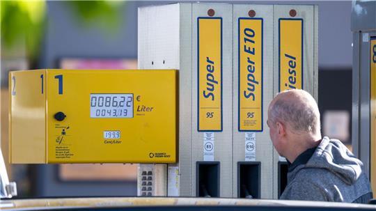 Knapp 17 Cent sank die Steuer auf Benzin und Diesel zum Maianfang. Komplett ist dies bisher nicht bei den Autofahrern angekommen.