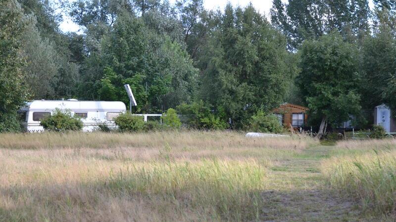 Knapp 174 Fußballfelder würden auf Lühesand passen, die Wohnwagen, Wohnmobile und Zelte stehen nicht auf festen Parzellen. Es gibt auch Wochenendhäuser.