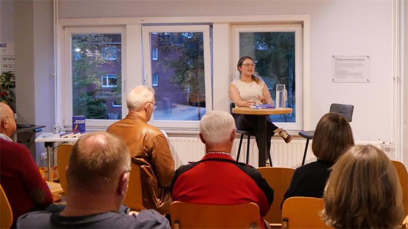 Zwischen Stolz und Sorge: Tanya Raab zeigt in Buxtehude jüdischen Alltag Knapp 20 Gäste kamen zu Lesung und Gespräch mit Tanya Raab ins Freizeithaus.