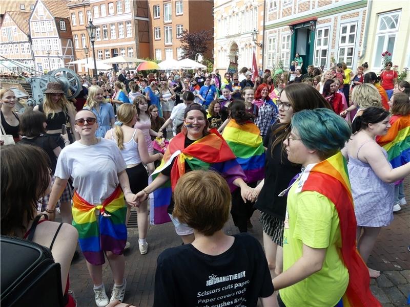 Knapp 200 vor allem junge Menschen feierten friedlich bei sommerlichen Temperaturen den Christopher Street Day in Stade. Erstmals gab es einen Umzug durch die Altstadt. Etliche Teilnehmer zeigten sich überrascht, dass es im Kreisgebiet doch eine größere queere Community gibt. Fotos: Knappe