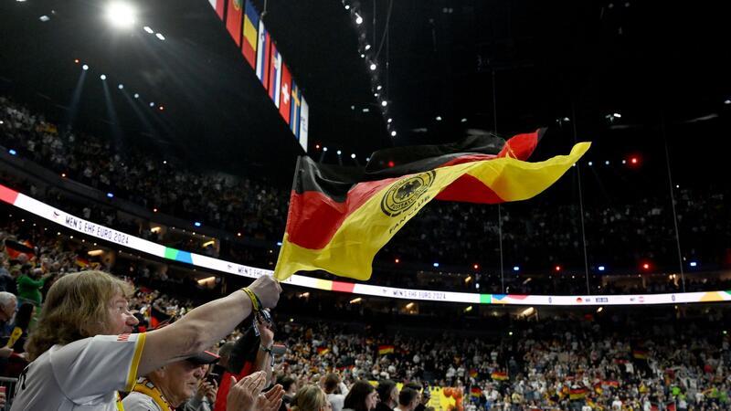 Remis gegen Österreich: DHB-Team bangt um EM-Halbfinale Knapp 20.000 Zuschauer sorgten in der ausverkauften Lanxess Arena für Stimmung.