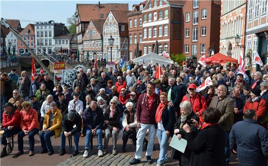 Knapp 250 Menschen folgen dem Aufruf des DGB zur traditionellen Mai-Kundgebung vor dem Schwedenspeicher in Stade.