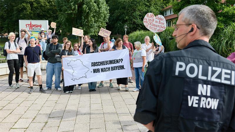 Drinnen Lacher, draußen Protest: So lief Söders Stade-Auftritt Knapp 30 Protestierende hatten sich unweit des Stadeums positioniert.