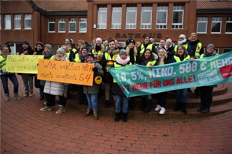Knapp 50 Fachkräfte aus Kitas und Hort in der Samtgemeinde Fredenbeck demonstrierten am Mittwoch vor dem Rathaus für bessere Bezahlung. Fotos: Ahrens