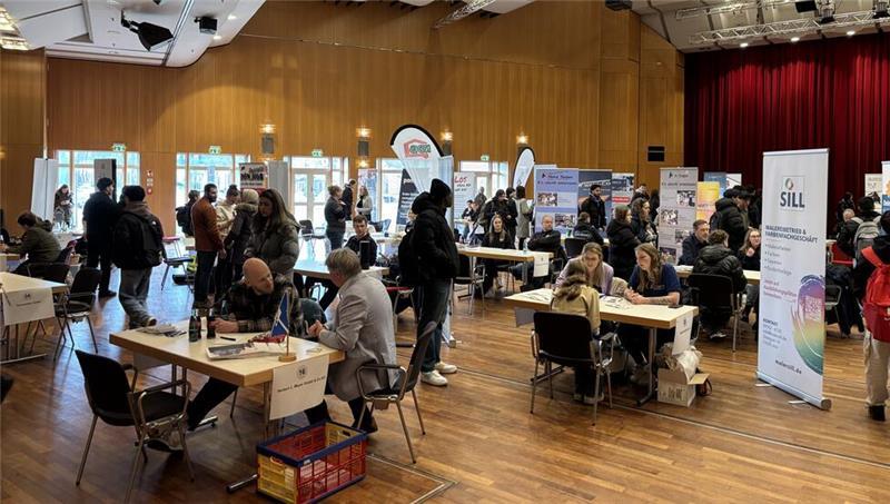 Knapp 50 Unternehmen präsentierten sich beim Azubi-Speeddating im Stadeum. Knapp 550 Besucherinnen und Besucher nutzten die Gelegenheit, ins Gespräch zu kommen.