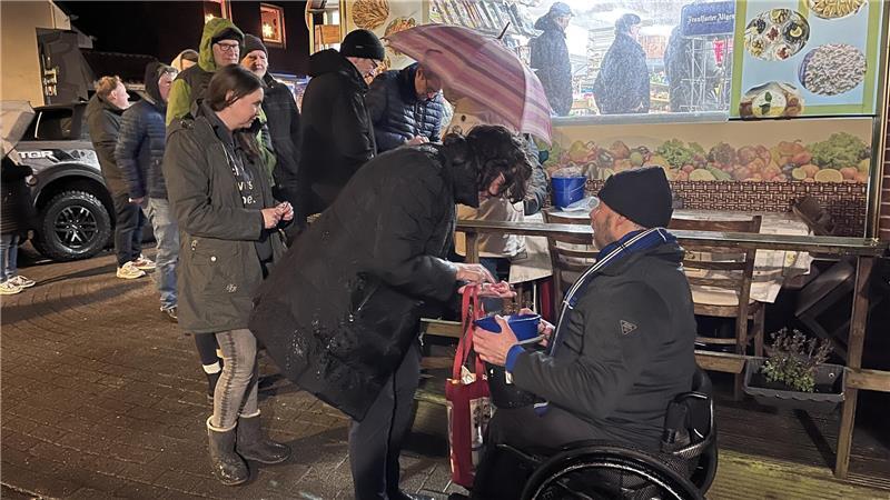 Knapp 5300 Euro erlösten die Ratsmitglieder der Gemeinde in Jork und in Estebrügge - bei Regen und spiegelglatten Straßen und Wegen.