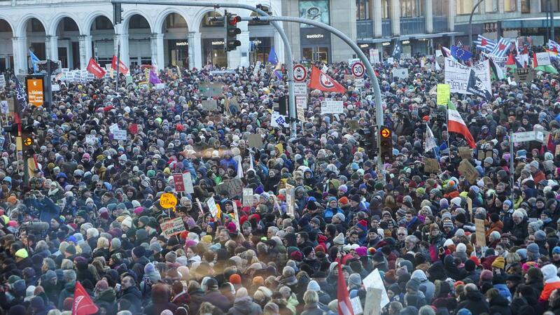 Heute wieder Riesendemo in Hamburg gegen AfD Knapp 80.000 Menschen waren in der Vorwoche am Jungfernstieg dabei.