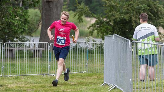 Knapp acht Kilometer hat Günther den Staffelstab bis ins Schloss Gottorf getragen.
